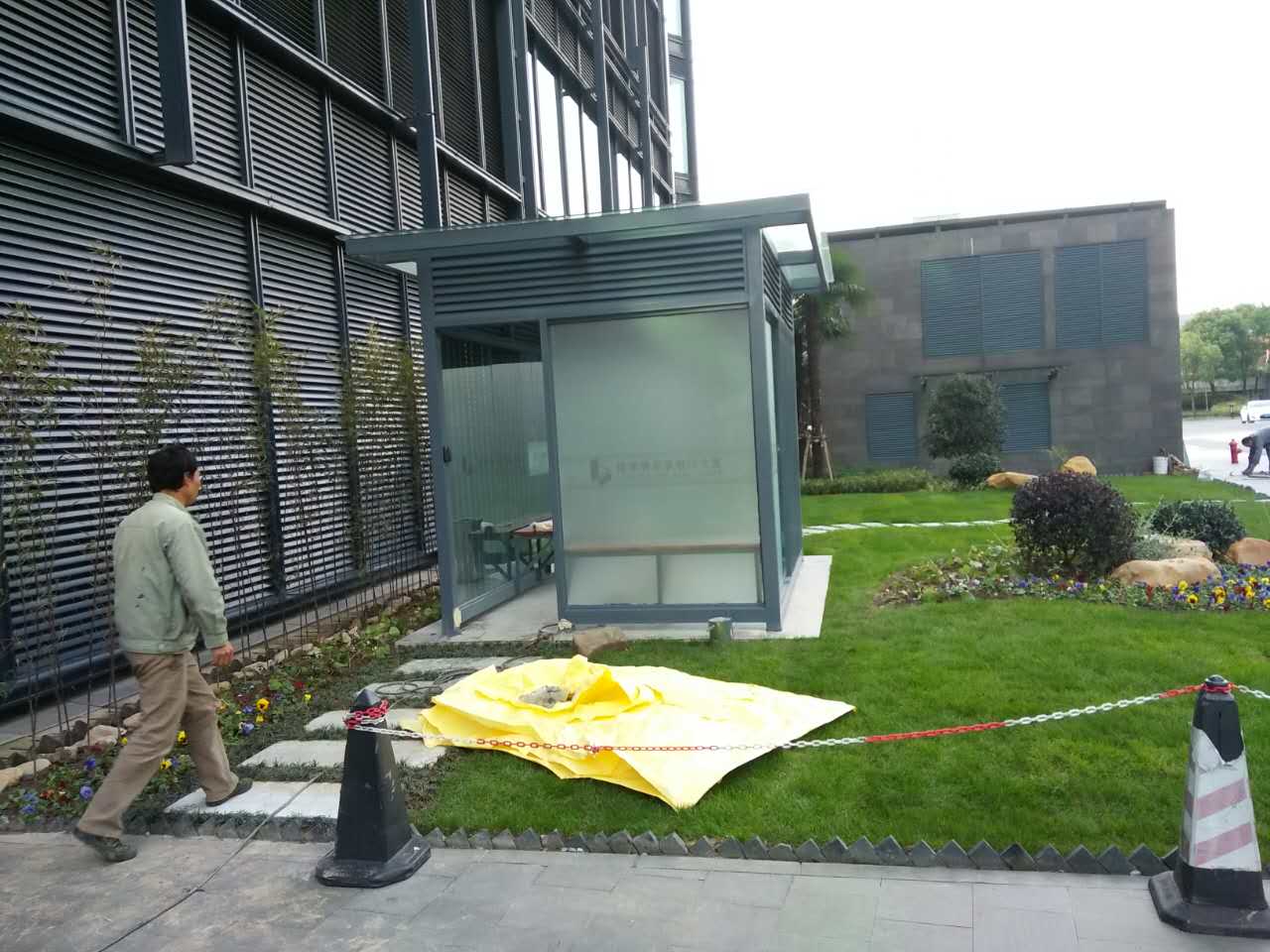 發(fā)貨通知：南通吸煙亭正在安裝